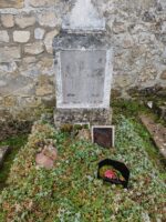 tombe végétalisée avec stèle ancienne sur laquelle est gravée l'identification du couple défunt - O.Dufour