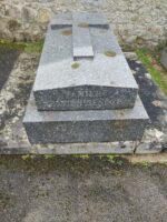 monument gris moucheté surélevé avec identification en façade, en lettres blanches - O.Dufour