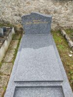 monument gris avec stèle gravée en lettres dorées - O.Dufour