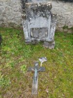 tombe enherbée avec stèle sur laquelle figure une plaque d'identification - O.Dufour