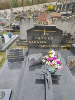 large monument noir avec pierre tombale centrale et stèle gravée au nom de la famille en lettres dorées . L'identification des personnes inhumées figure sur une plaque noire gravée en lettres dorées, posée sur la partie gauche du monument - O.Dufour