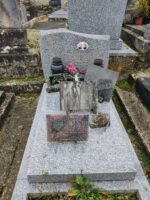 monument gris moucheté avec stèle sur laquelle figure la photo du couple défunt au dessus de l'identification en  lettre dorées - O.Dufour