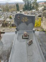 large monument gris foncé avec stèle gravée en lettres dorées - O.Dufour
