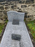 monument gris moucheté avec stèle - O.Dufour