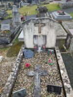 tombe entourage pierre et gravillons au centre avec stèle sur laquelle est fixée une croix et une plaque d'identification - O.Dufour