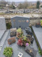 monument gris avec stèle gravée en lettres dorées et photo du défunt - O.Dufour