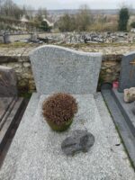 monument gris moucheté avec stèle gravée en lettres dorées -O.Dufour