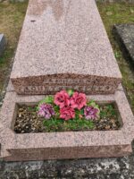 monument moucheté rose et gris avec identification familiale en façade, et espace jardinière - O.Dufour
