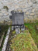 tombe engazonnée entourage pierre avec stèle gravée - O.Dufour