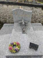 large monument gris moucheté avec croix posée sur la pierre tombale et stèle gravée en lettres dorées - O.Dufour