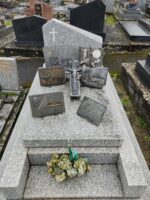 monument gris moucheté avec stèle en forme de trapez où est gravée en lettres blanche l'identification de la famille - O.Dufour