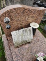 détail de l'inscription et des photographies sur la stèle - O.Dufour