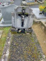 petite tombe entourage pierre et gravillons, avec stèle en pierre gravée et croix - O.Dufour
