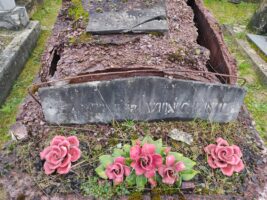 pierre tombale en très mauvais état avec inscription familiale en façade et plaque d'identification posée sur la pierre  - O.Dufour