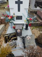pierre tombale blanche et stèle blanche avec plaque noire d'identification.urne funéraire fixée sur la dalle avec photo et identification. Une autre plaque avec photo d'un couple - O.Dufour