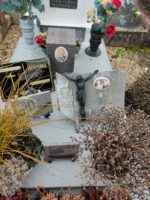 urne funéraire fixée sur la pierre tombale avec photo et identification du défunt - O.Dufour