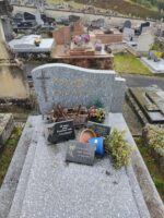monument gris moucheté avec stèle gravée en lettres dorées à droite d'une croix grise - O.Dufour