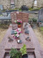 monument couleur bordeaux moucheté gris avec stèle sur laquelle figure une photo du couple au dessus de leur identification gravée en lettres dorées - O.Dufour