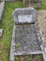 petite tombe entourage pierre et gravillons avec stèle sur laquelle est fixée une plaque d'identification blanche - O.Dufour
