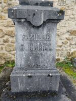 grande stèle ancienne gravée au nom de la famille - O.Dufour