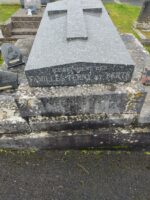 monument gris surélevé avec croix sculptée sur la pierre tombale et identification des familles en façade - O.Dufour