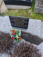 pierre tombale gris mouchetée avec plaque d'identification noire posée - O.Dufour