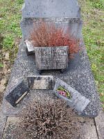 petite tombe en pierre avec plaque d'identification posée sur le dessus -O.Dufour