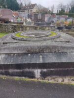 grand monument en pierre avec dessus en forme de pneu - O.Dufour