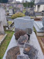 monument gris moucheté avec stèle gravée en lettres dorées - O.Dufour