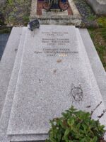 pierre tombale gris moucheté avec identification des défunts gravée et une tête de chien dessinée - O.Dufour