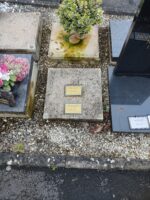 cavurne avec deux plaques d'identification du couple défunt - O.Dufour