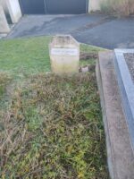 tombe pleine terre avec stèle gravée au nom de l'enfant défunt - O.Dufour