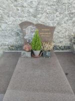 monument avec stèle sur laquelle figure, à gauche, un oiseau sur une branche devant un croissant de lune, et à droite l'identification familiale en lettres dorées - O.Dufour