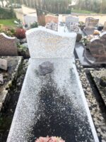 monument gris clair moucheté avec stèle gravée en lettres dorées - o.Dufour