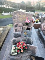 monument gris rose marbré avec photo sur la stèle à gauche de l'identification en lettres dorées - O.Dufour