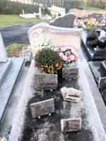 monument gris clair avec stèle gravée en lettres dorées - O.Dufour