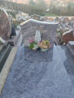 monument gris marbré avec stèle gravée en lettres dorées - O.Dufour