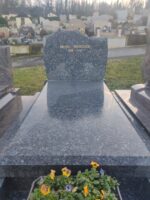 monument gris foncé avec stèle gravée en lettres dorées - O.Dufour