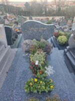 Monument gris foncé moucheté avec stèle gravée en lettres dorées - O.Dufour