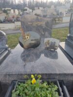 monument gris marbré avec stèle gravée en lettres dorées - O.Dufour