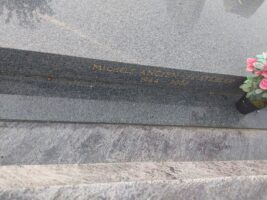 identification sur le côté droit de la pierre tombale - O.Dufour