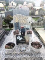 monument moucheté noir et blanc avec stèle gravée en lettres dorées -O.Dufour