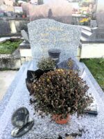 monument gris moucheté avec stèle gravée en lettres dorées. une urne funéraire est scellée sur la pierre tombale - O.Dufour