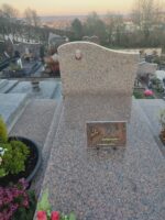 monument moucheté rose et gris avec stèle sur laquelle figure à gauche une photo du défunt avec son identification en lettres dorées - O.Dufour