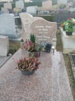 monument moucheté rose et gris avec grande stèle fantaisie où est gravée l'identification du couple défunt - O.Dufour