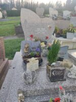 monument gris moucheté  avec stèle sur laquelle figure une photo de la défunte et son identification en lettres blanches - O.Dufour