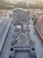 monument gris avec stèle gravée en lettres dorées à gauche d'une croix dorée - O.Dufour
