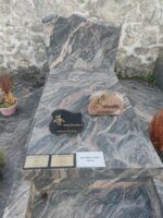 monument marbré gris et rose avec stèle. 3 plaques d'identification sur la pierre tombale - O.Dufour