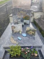 monument gris marbré avec stèle gravée en lettres dorées - O.Dufour