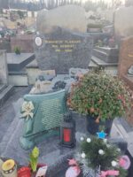 monument gris marbré avec photo sur la stèle et identification en lettres dorées - O.Dufour